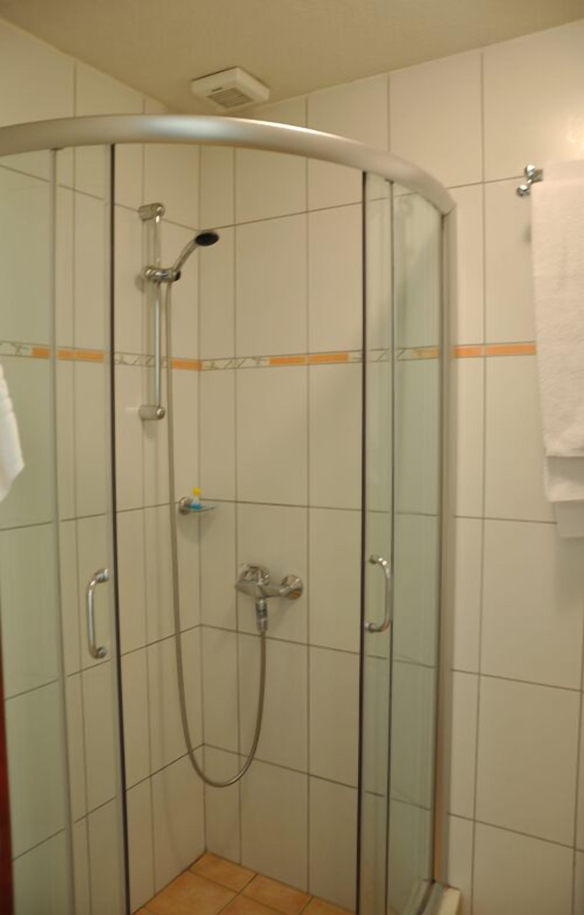 Basic Triple Room, City View | Bathroom | Bathtub, free toiletries, hair dryer, slippers