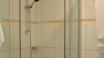 Basic Triple Room, City View | Bathroom | Bathtub, free toiletries, hair dryer, slippers