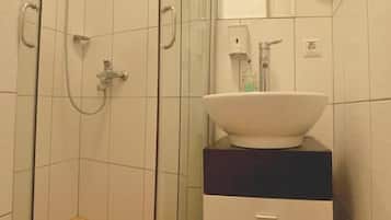 Singola Basic | Bagno | Vasca, set di cortesia gratuito, asciugacapelli, pantofole