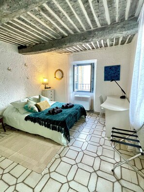 2 bedrooms, desk, iron/ironing board, free WiFi - Cosy, charming townhouse in Valbonne Village (old town) (Valbonne)