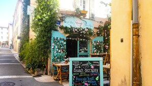 A charming café with a chalkboard menu, outdoor seating, and a quaint entrance. - Cosy, charming townhouse in Valbonne Village (old town) (Valbonne)