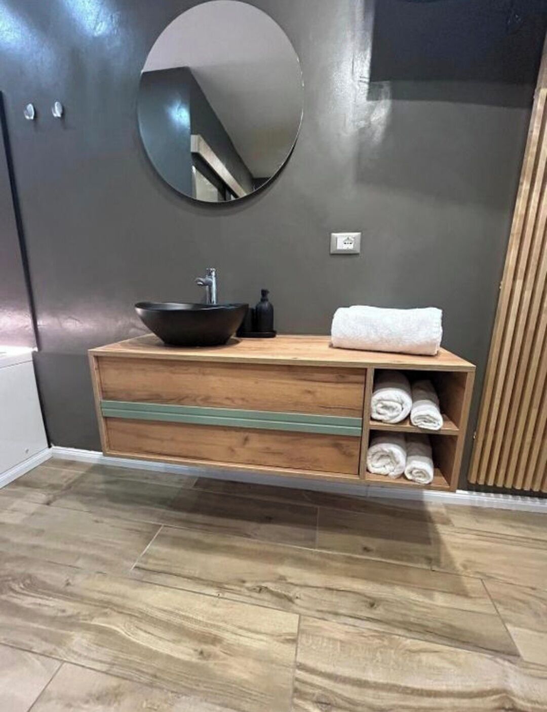 Vasca idromassaggio, asciugacapelli, bidet, asciugamani
