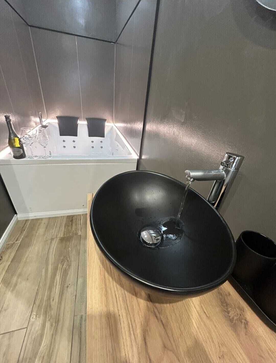 Jetted bath, hair dryer, bidet, towels