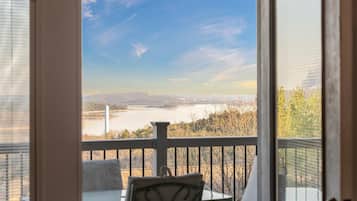 Ein Balkon mit Blick auf einen Fluss und ferne Berge.