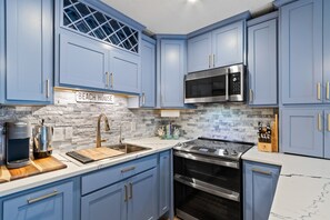 Fridge, microwave, oven, stovetop - Startini at Moonraker- 1bed/1bath condo (Gulf Shores)