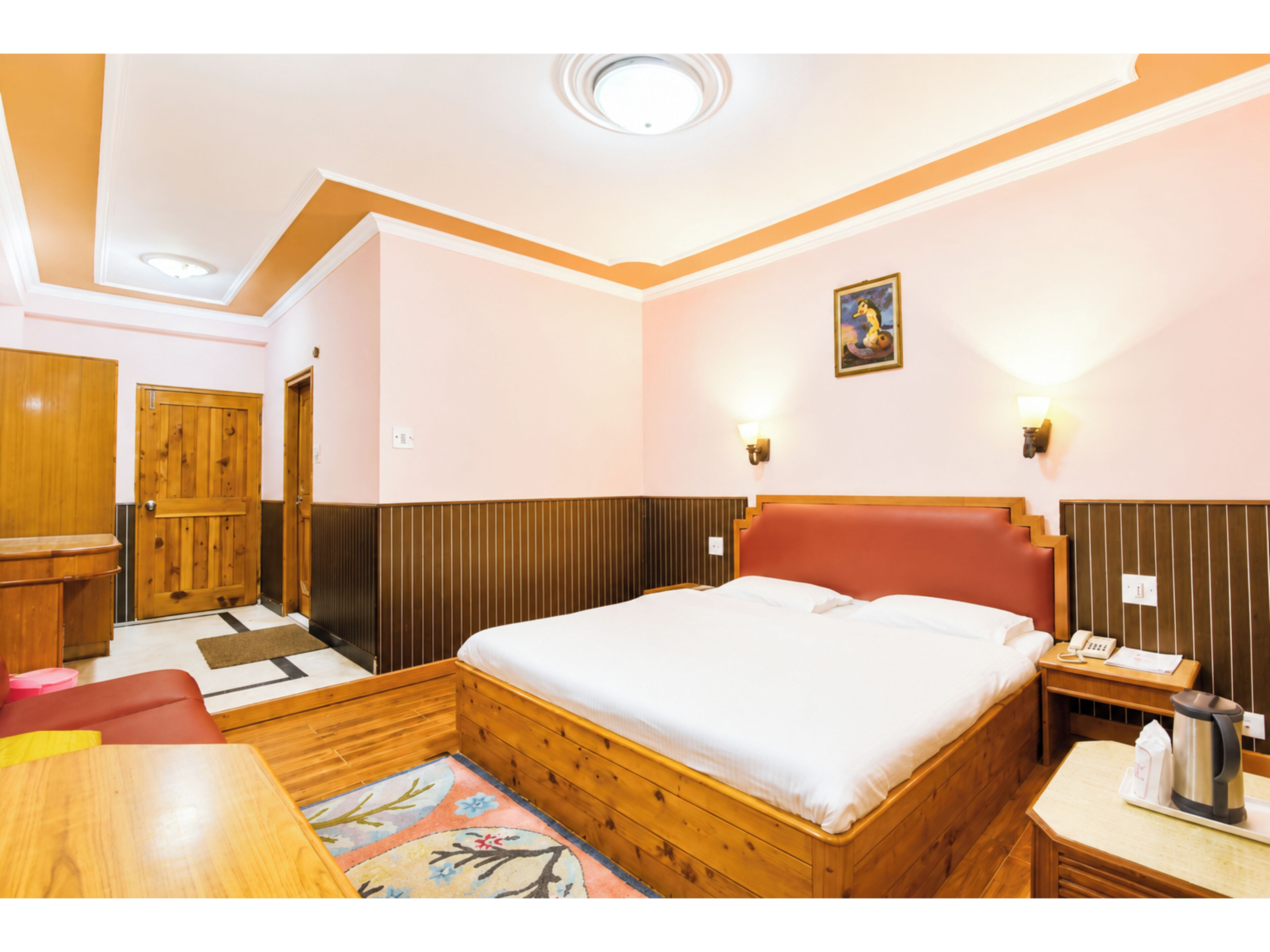 Hypo-allergenic bedding available, desk, soundproofing, WiFi (free)