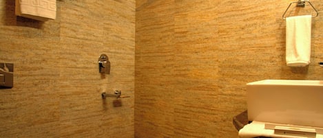 Habitación doble Deluxe | Baño | Regadera, regadera tipo lluvia, pantuflas, toallas