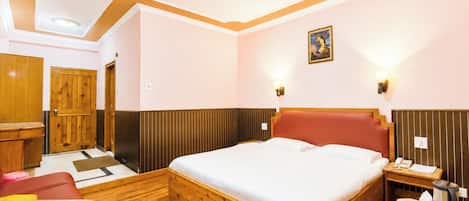 Hypo-allergenic bedding available, desk, soundproofing, WiFi (free)