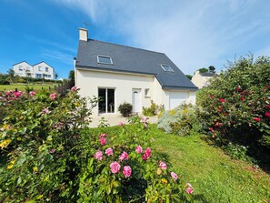 A house with a sloped roof, a small window, and a door. - Le gîte de saint pabu, la perle des Abers, à 5 min de toutes les plages (Saint-Pabu)