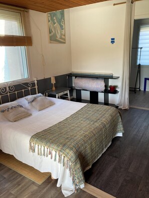 WiFi, bed sheets - Bedroom and bathroom (Gragnague)
