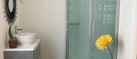 Dusche, Haartrockner, Handtücher, Seife