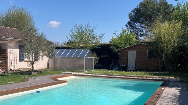 A rectangular swimming pool with a wooden deck surrounding it. - Bedroom and bathroom (Gragnague)