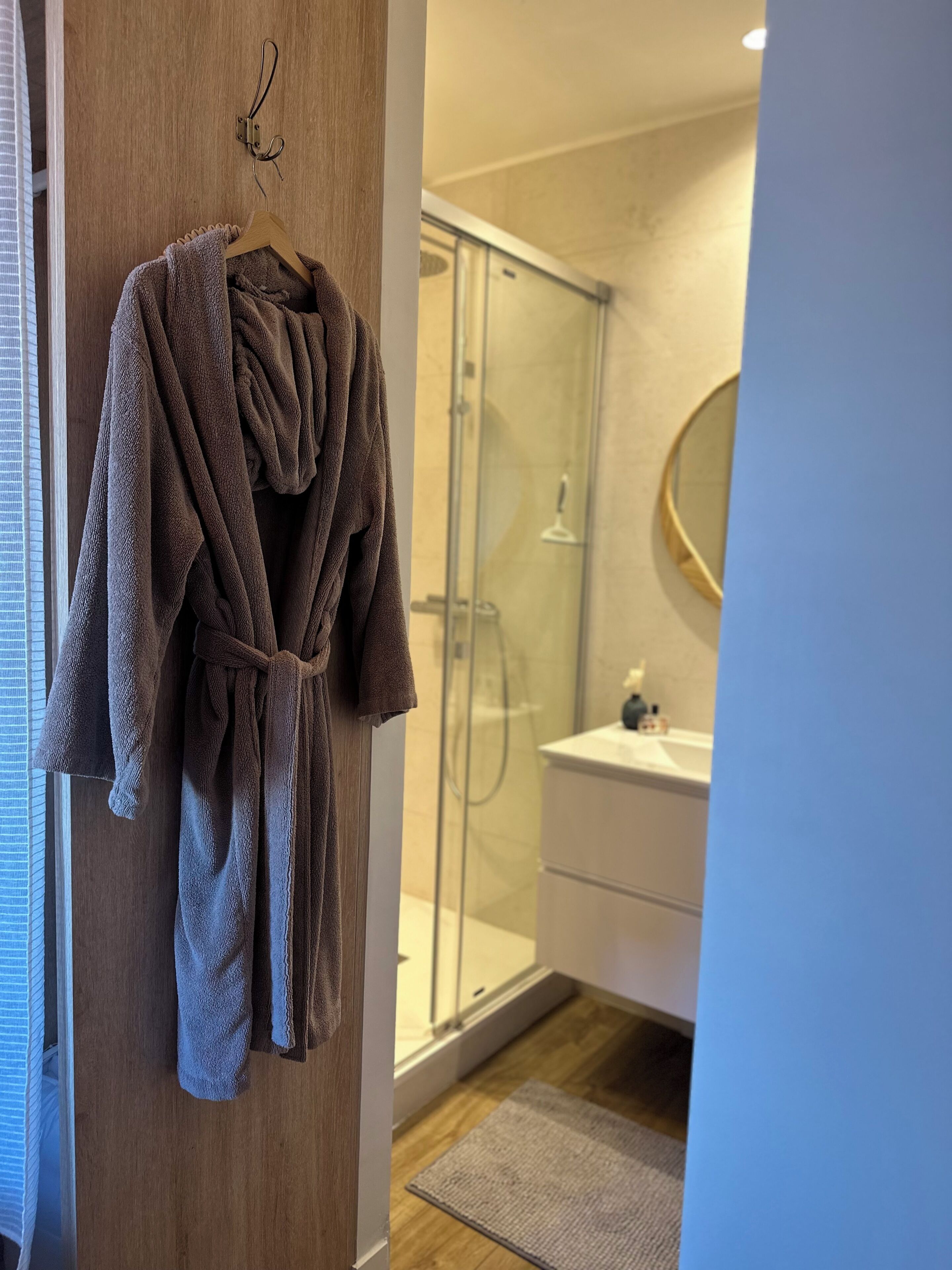 Een douche, een haardroger, handdoeken, zeep
