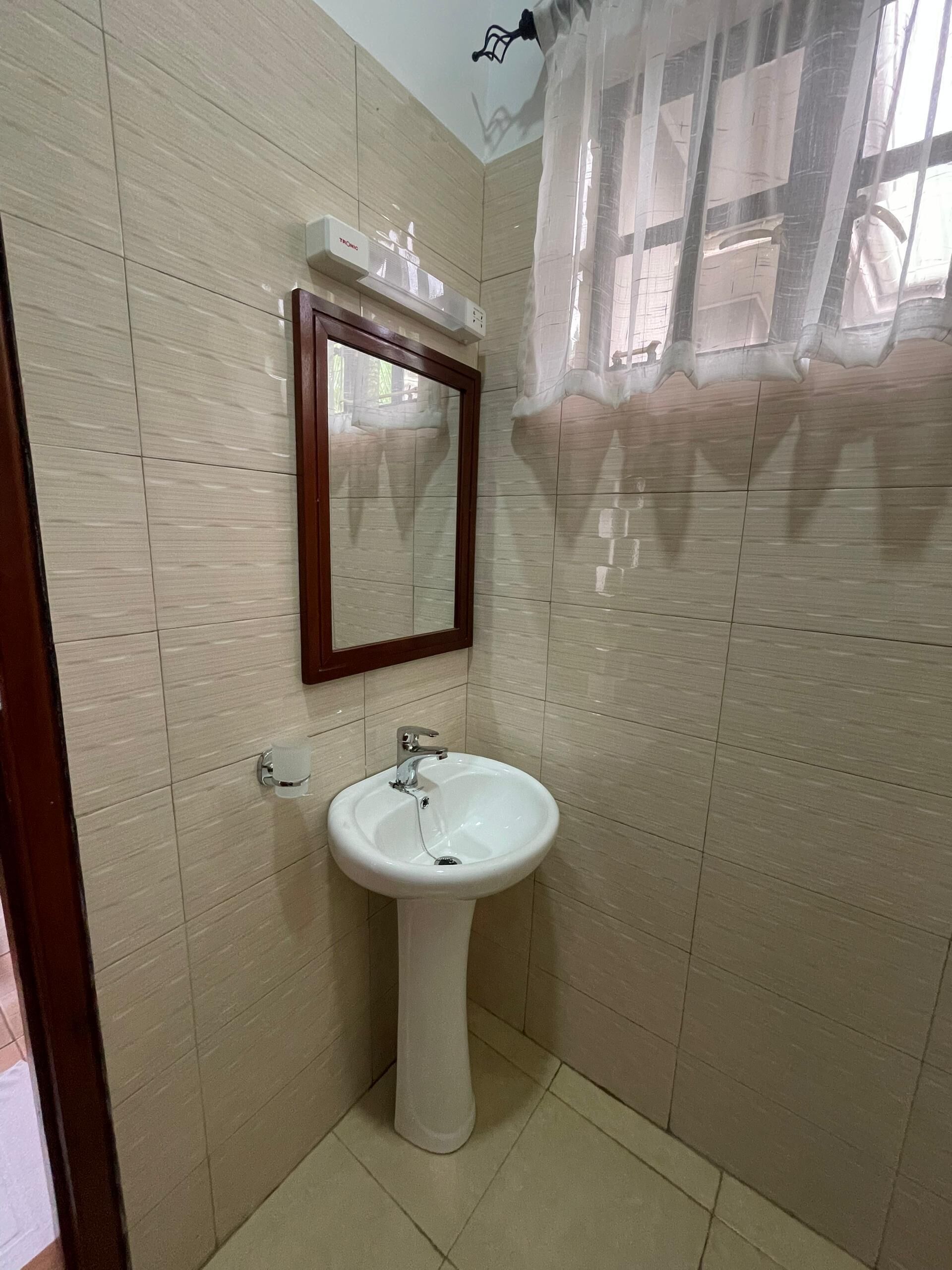 Chuveiro com efeito de chuva, produtos de toalete grátis