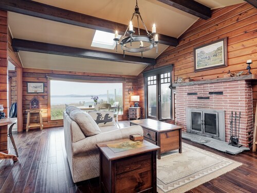 Ocean View Guest House - stunning Ocean Views by Victoria Prime!!