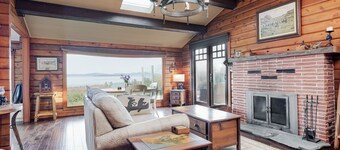 Ocean View Guest House - stunning Ocean Views by Victoria Prime!!