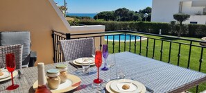Outdoor dining - Vila Rosal standing Ocean view, 300m near to the magnificent Praia São Rafael (Albufeira)