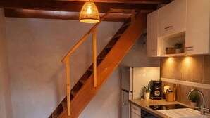 Eine Küche mit Holzboden, Spüle, Herd und Kühlschrank.