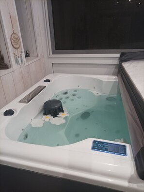 Bañera de hidromasaje cubierta