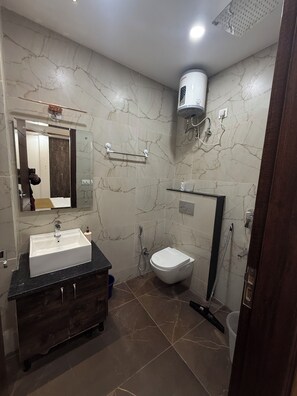 Shower, towels, toilet paper - Tranquil 2-bedroom apartment with AC in Dehradun (Dehradun)