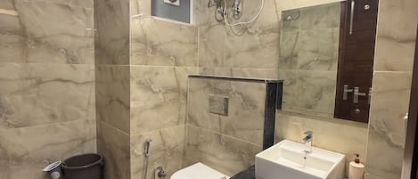 シャワー、タオル、トイレットペーパー
