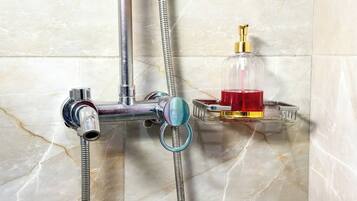 Apartment, Balkon, Gartenblick | Badezimmer