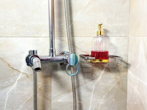 Apartment, Balkon, Gartenblick | Badezimmer