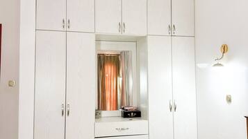 Apartment, Balkon, Gartenblick