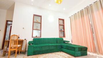 Apartamento, balcón, vistas al jardín | Zona de estar