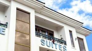 Un edificio con un cartel que dice 'SUITES', indicando un hotel o alojamiento.