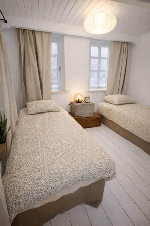 Tabla de planchar con plancha, wifi gratis, ropa de cama