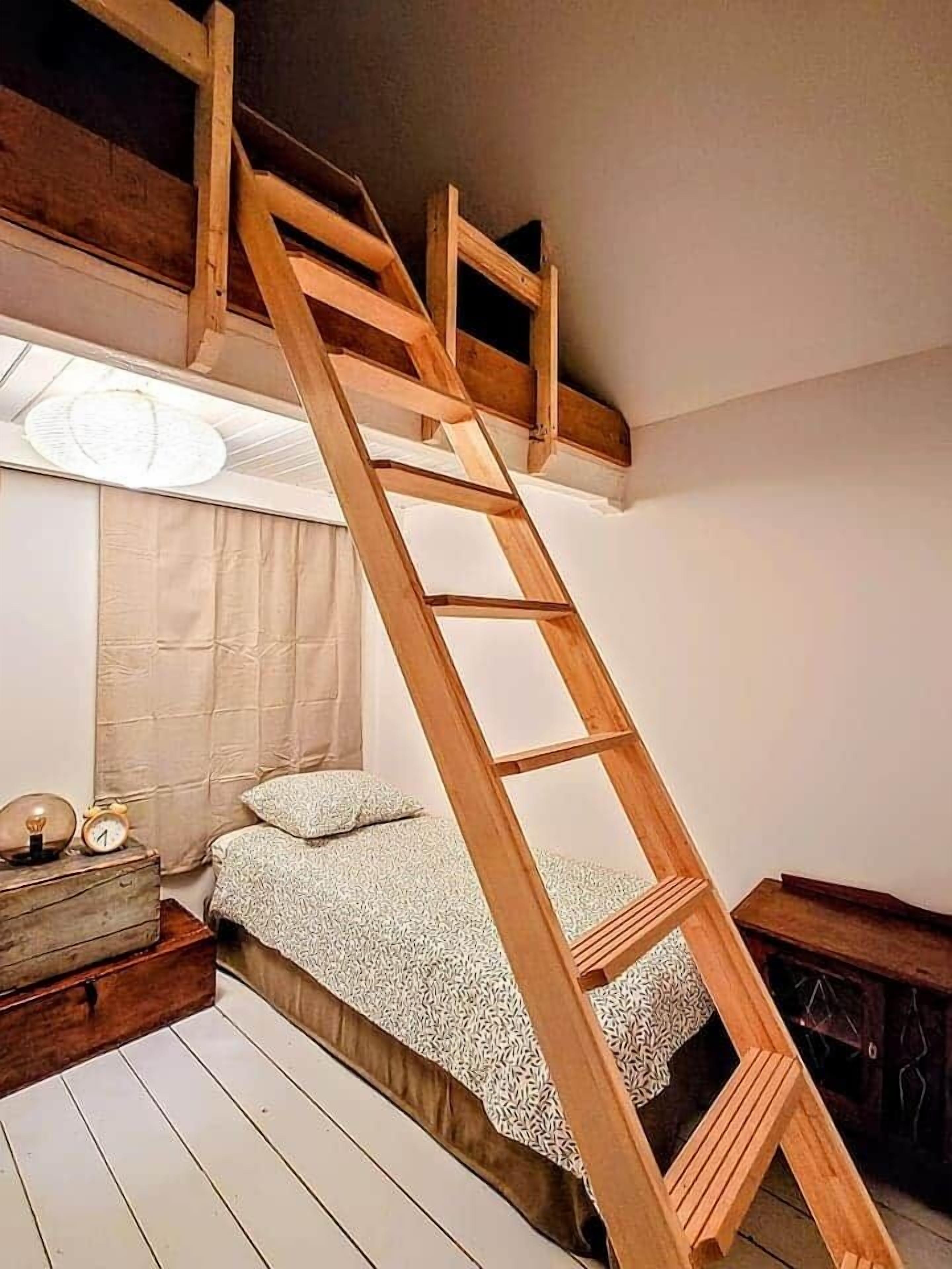 Tabla de planchar con plancha, wifi gratis y ropa de cama 