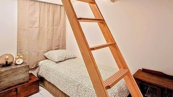 Tabla de planchar con plancha, wifi gratis y ropa de cama