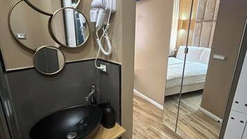 Doccia, asciugacapelli, bidet, asciugamani