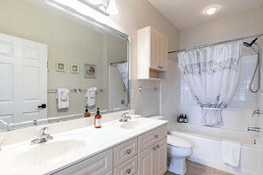 Shower, hair dryer, towels, soap - Golfers Paradise at Magnolia Pointe Resort (Myrtle Beach)