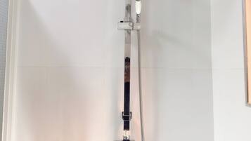 Departamento, balcón, vista a la ciudad | Baño