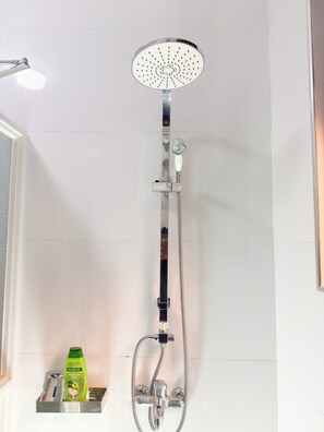 Departamento, balcón, vista a la ciudad | Baño