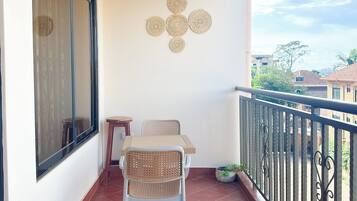 Departamento, balcón, vista a la ciudad | Restaurante al aire libre