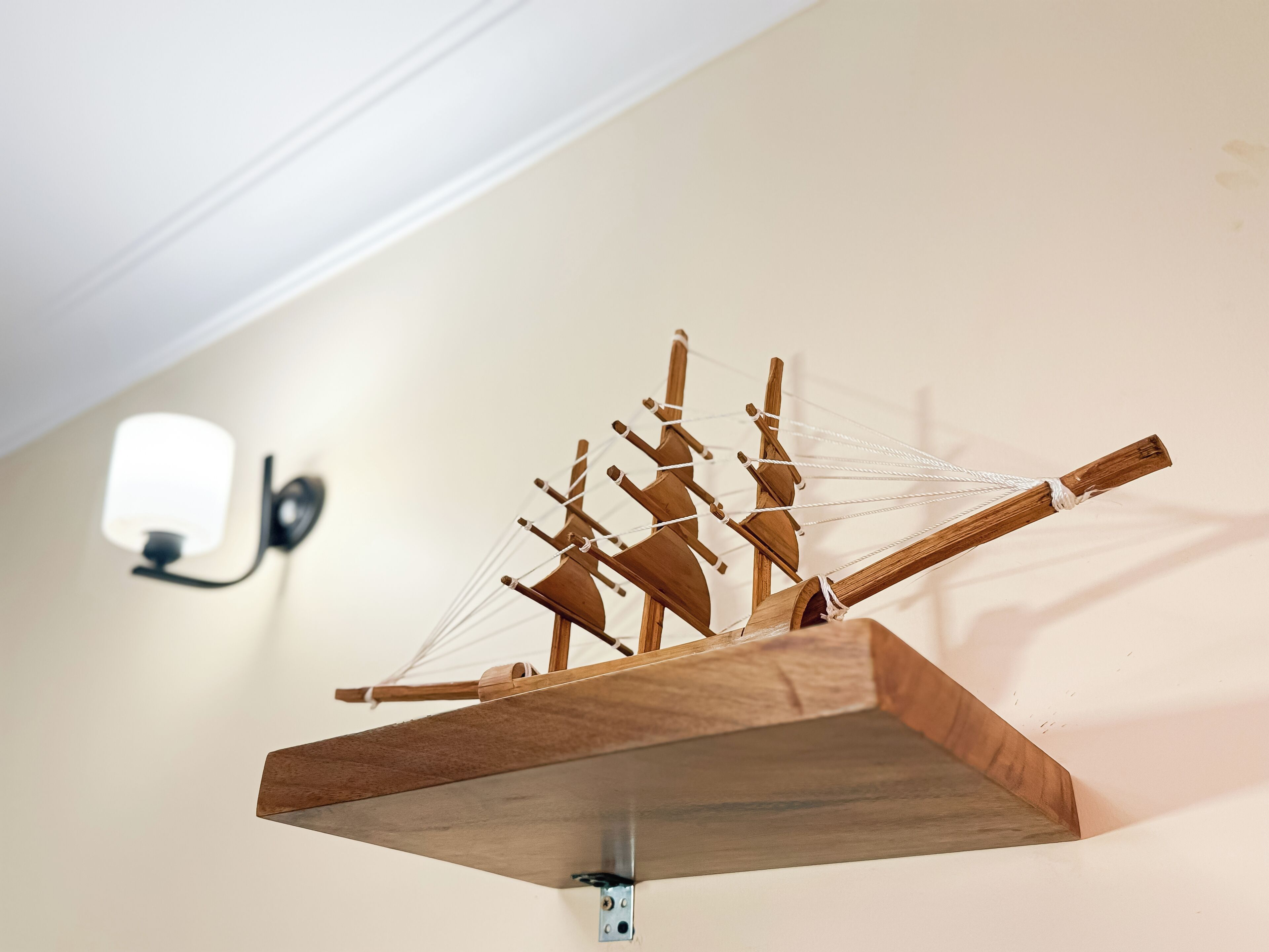 Een houten scheepsmodel hangt aan het plafond.