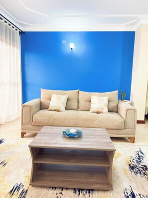 Departamento, balcón, vista a la ciudad | Área de sala de estar