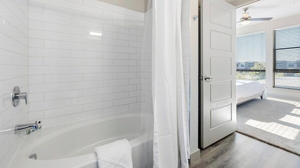 Apartment (2 Bedrooms) | Bathroom | Free toiletries, hair dryer, towels, soap