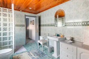 Bathroom - Chic Derry city-centre Townhouse w/ garden & deck in historic conservation area (Londonderry)