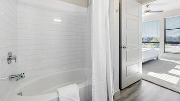 Căn hộ (1 Bedroom) | Phòng tắm | Đồ dùng nhà tắm miễn phí, máy sấy tóc, khăn tắm, xà phòng