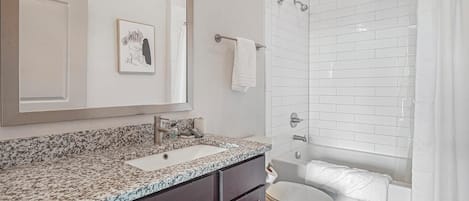 Appartamento (2 Bedrooms) | Bagno | Set di cortesia gratuito, asciugacapelli, asciugamani, sapone