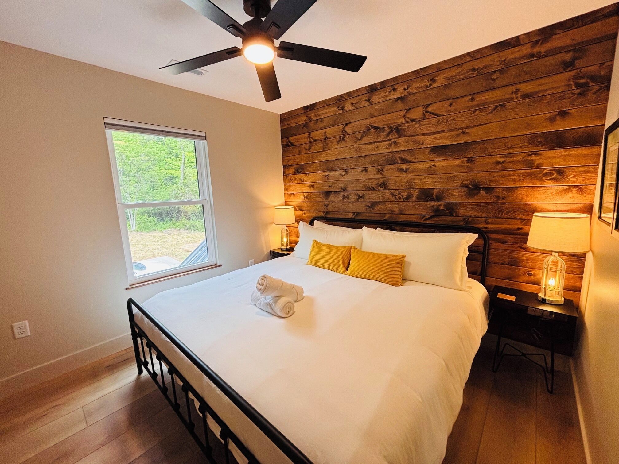 Escritorio, cuna de viaje, wifi gratis y ropa de cama 