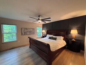 Desk, travel crib, free WiFi, bed sheets