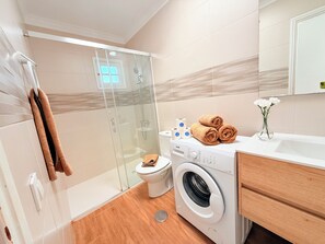 Shower, hair dryer, towels, soap - -MONTORIAN 18 -Apartments Lanzarote (Puerto del Carmen)