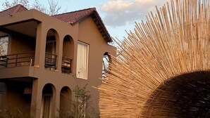 Un bâtiment à deux étages, doté de fenêtres en arc de cercle et d’un toit recouvert de tuiles.