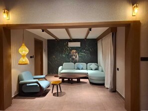 Superior-Doppelzimmer, Balkon, Flussblick | Wohnbereich