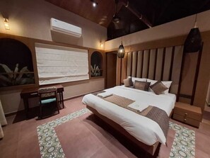Phòng đôi Superior, ban công, quang cảnh sông | Két bảo mật tại phòng, bàn, khu vực làm việc phù hợp cho laptop 